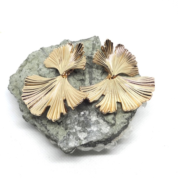 NEW Gold Ginko Leaf Stud Earrings - Picture 4 of 4